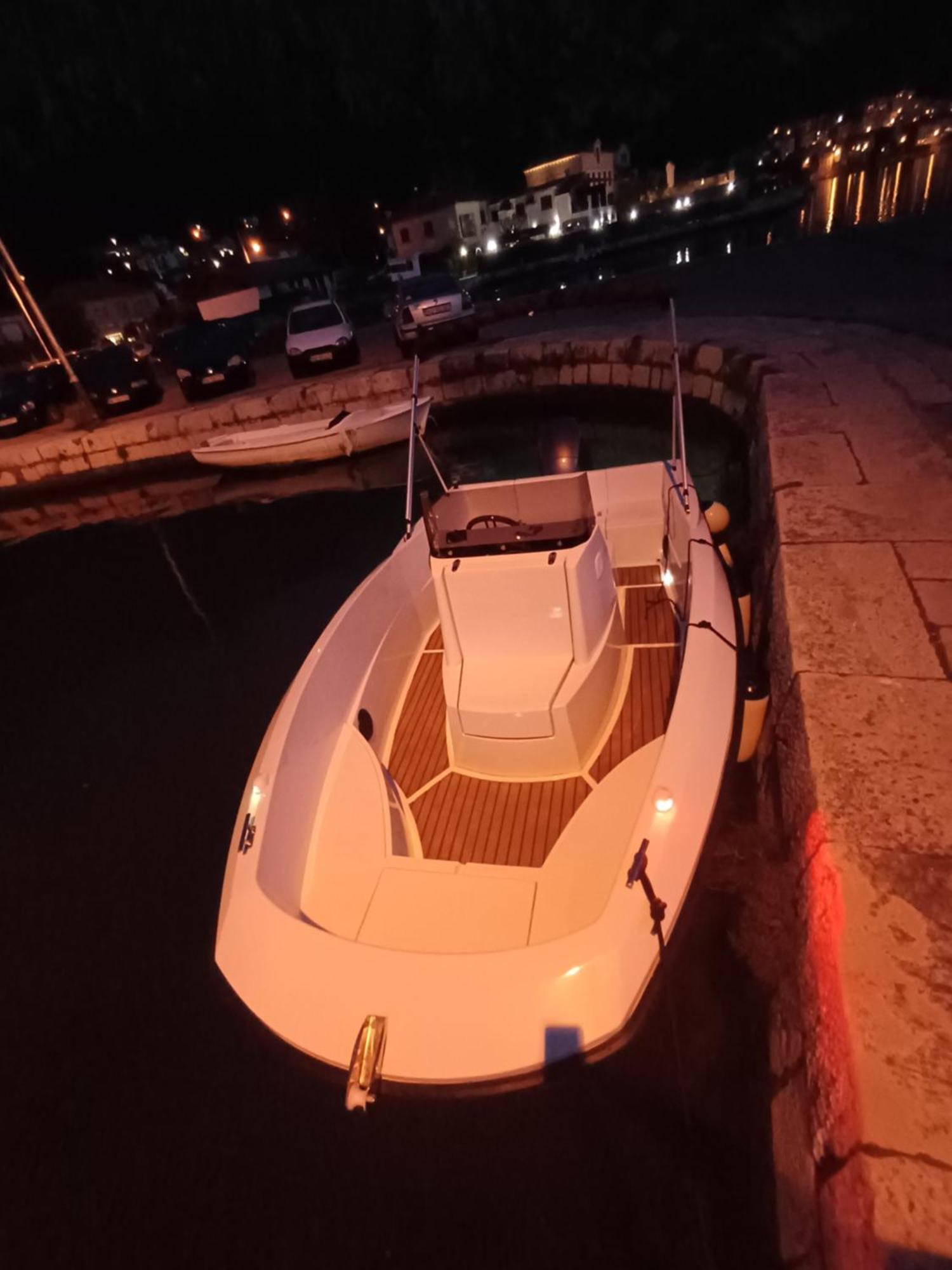 Botel Speedboat Risan